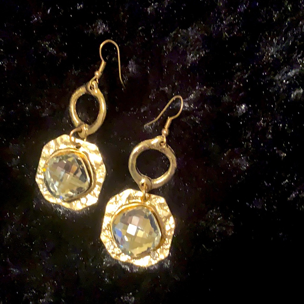 Beautiful fashion earring..never worn gold tone